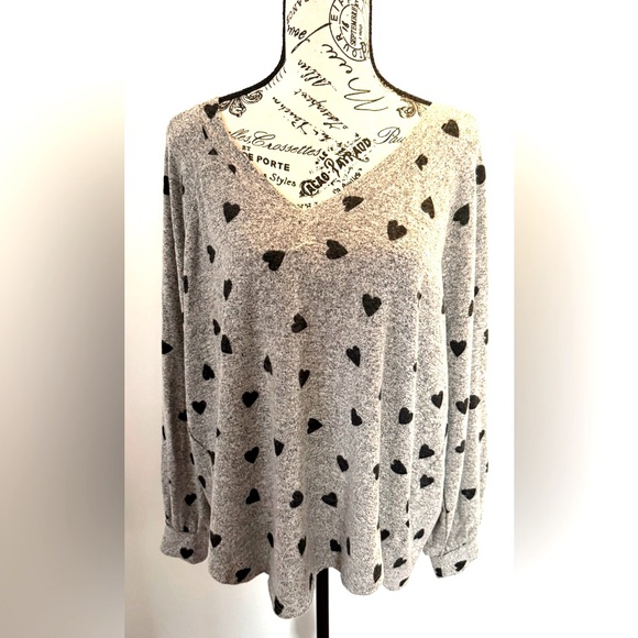 Lucky Brand Tops - 🖤EUC LUCKY brand log  sleeve, v- neck, grey and black hearts. Super soft!